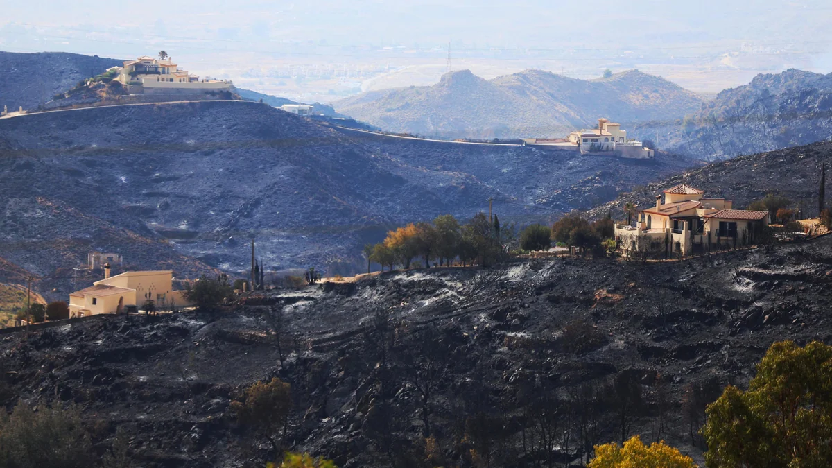 Viento, maleza y viviendas sueltas: así se convirtió un “chispazo” en un incendio letal en Almería