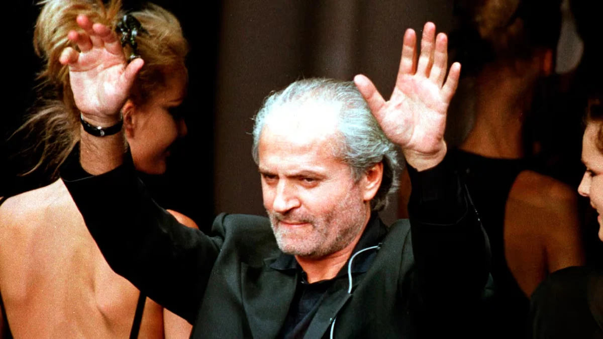 Dos disparos en la cabeza a quemarropa y un misterio sin resolver: el crudo asesinato de Gianni Versace