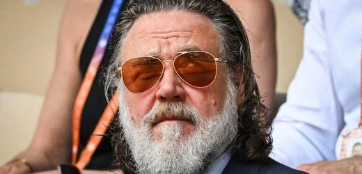 Russell Crowe legt erst die Regeln fest – dann schreibt er Autogramme