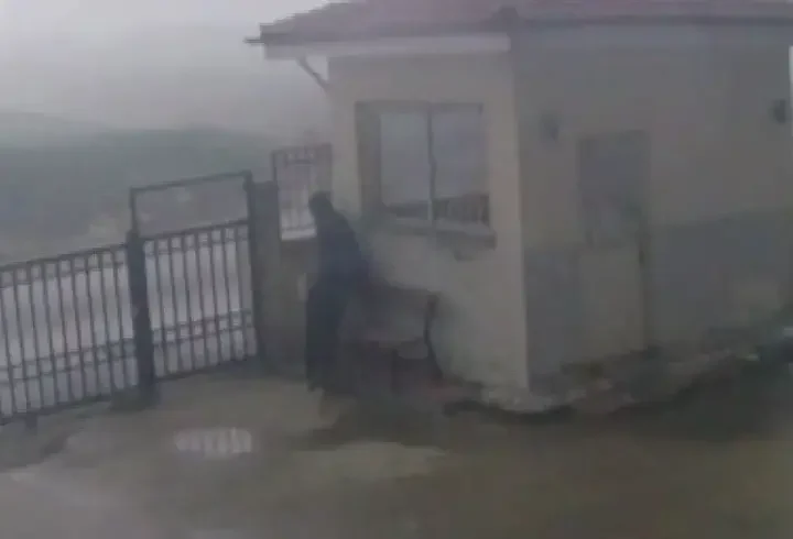 Gaziantep’te fırtınaya yakalanan çobanın zor anları kamerada