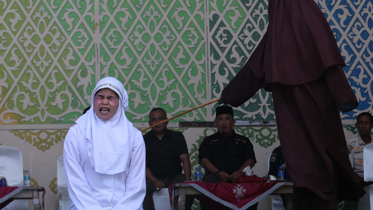 Flagelan en público a una joven pareja en Indonesia por besarse en un vídeo en TikTok