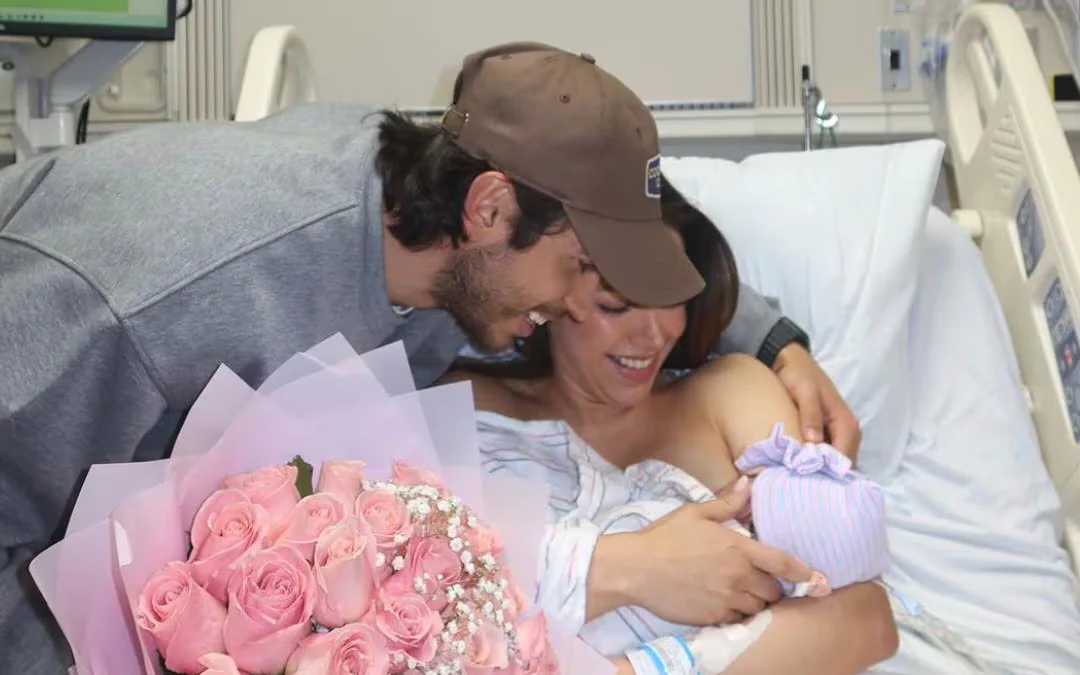 Silvy Araújo confirmó el nacimiento de su bebé con tiernas fotografías y reveló su nombre