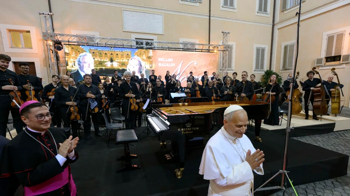 Il Papa: 'Non dimentichiamo le guerre. Conflitti laceranti, resta l'apprensione per chi soffre', poi il giro a sorpresa tra i fedeli