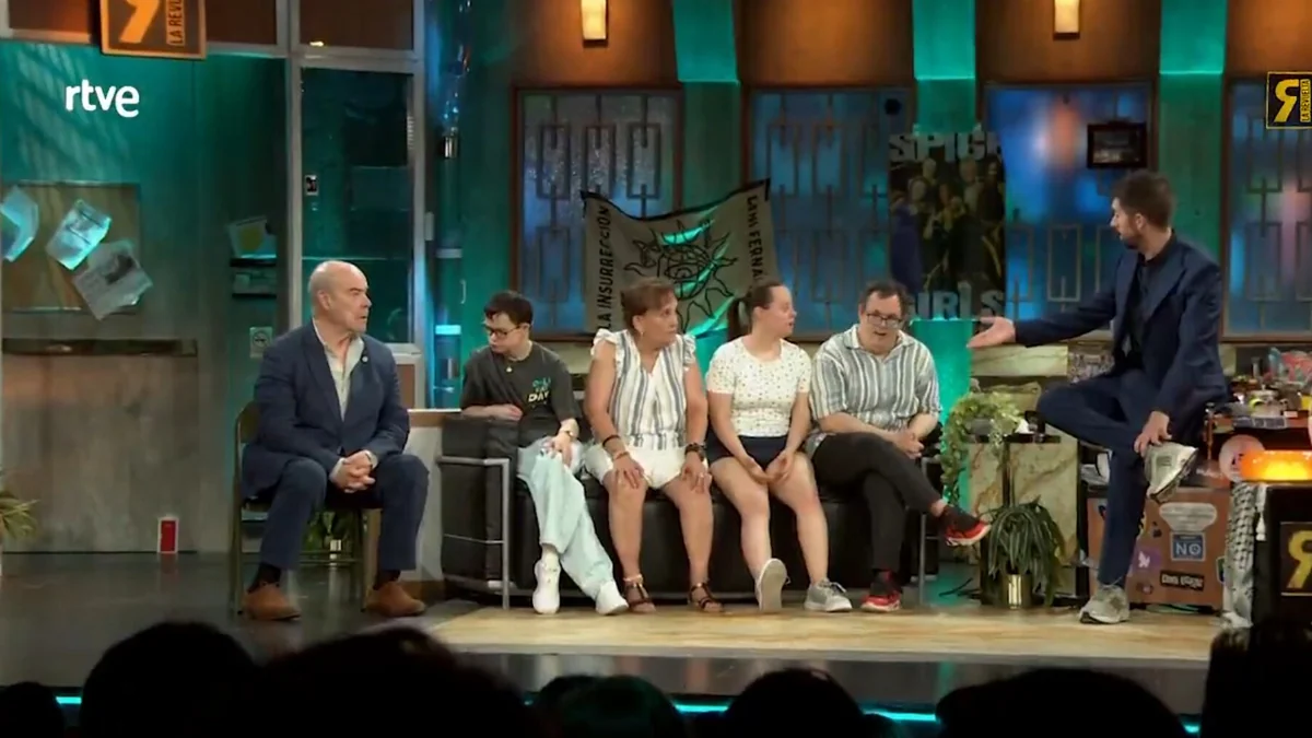 Reivindicación, comedia y complicidad: así se ha despedido ‘La Revuelta’ con Broncano, Resines y los actores de ‘Haciendo amigos’