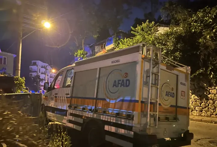 Tavan sıvaları düşen evdeki 5 kişi tahliye edildi