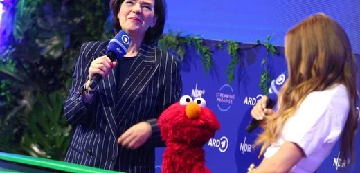 »Tagesschau«: Sprecherin Susanne Daubner lädt Elmo aus der »Sesamstraße« in ihre letzte Sendung ein