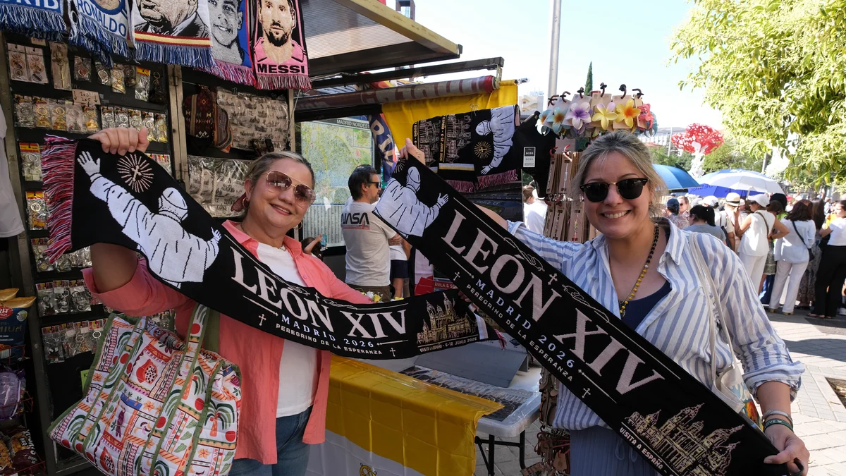 Fervor por el Papa en las inmediaciones del Bernabéu: "León XIV les ha pegado un buen repaso a los políticos"