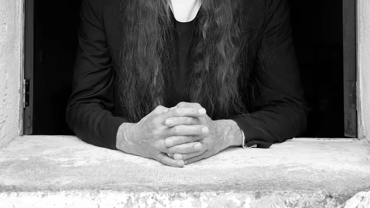Miguel Adrover, el último diseñador libre: “Parece que toda nuestra lucha solo ha servido para que las nuevas generaciones se pinten las uñas”