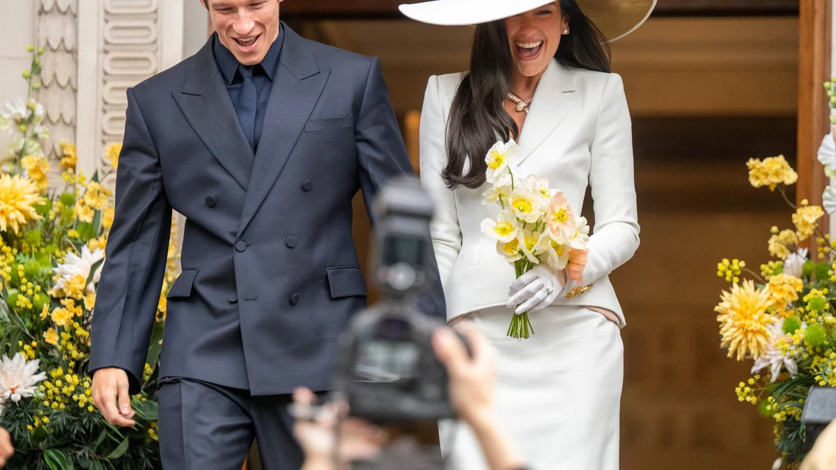 Un elegante dos piezas y una gran pamela: Dua Lipa se casa con un traje inspirado en el que llevó Bianca Jagger en su boda