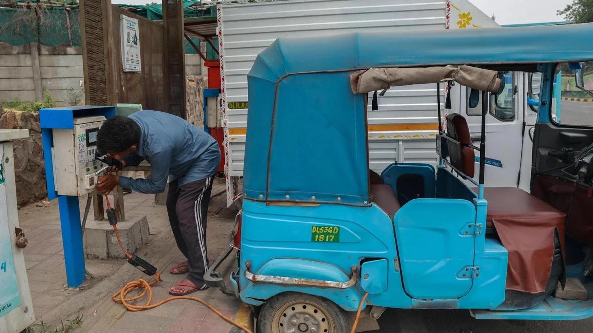 L’India soffocata da Hormuz: ristoranti chiusi e file ai benzinai, Modi dichiara l’austerity