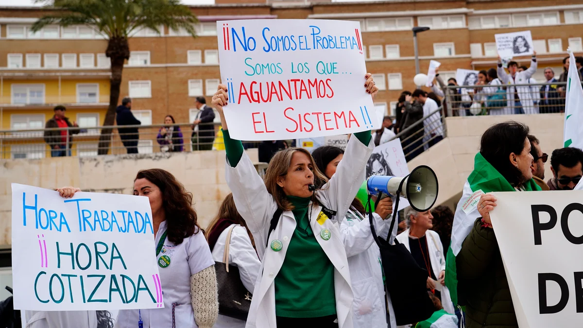 Médicos en pie de guerra: estos son los tres ministerios cómplices de la reforma de Mónica García