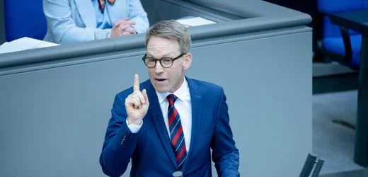 AfD: Sicherheitspolitiker warnen vor Spionagerisiken wegen Russlandreise
