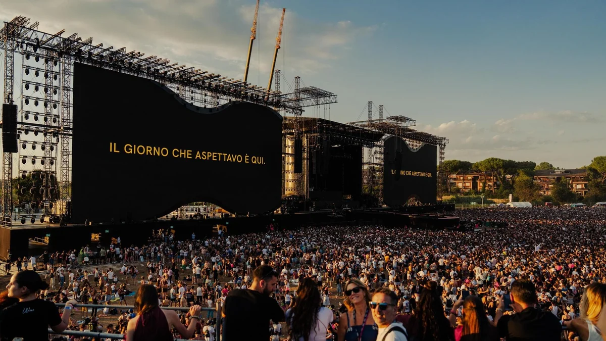 Ultimo, al via la festa: il cantante arriva in elicottero. “Il giorno che aspettavo è qui”