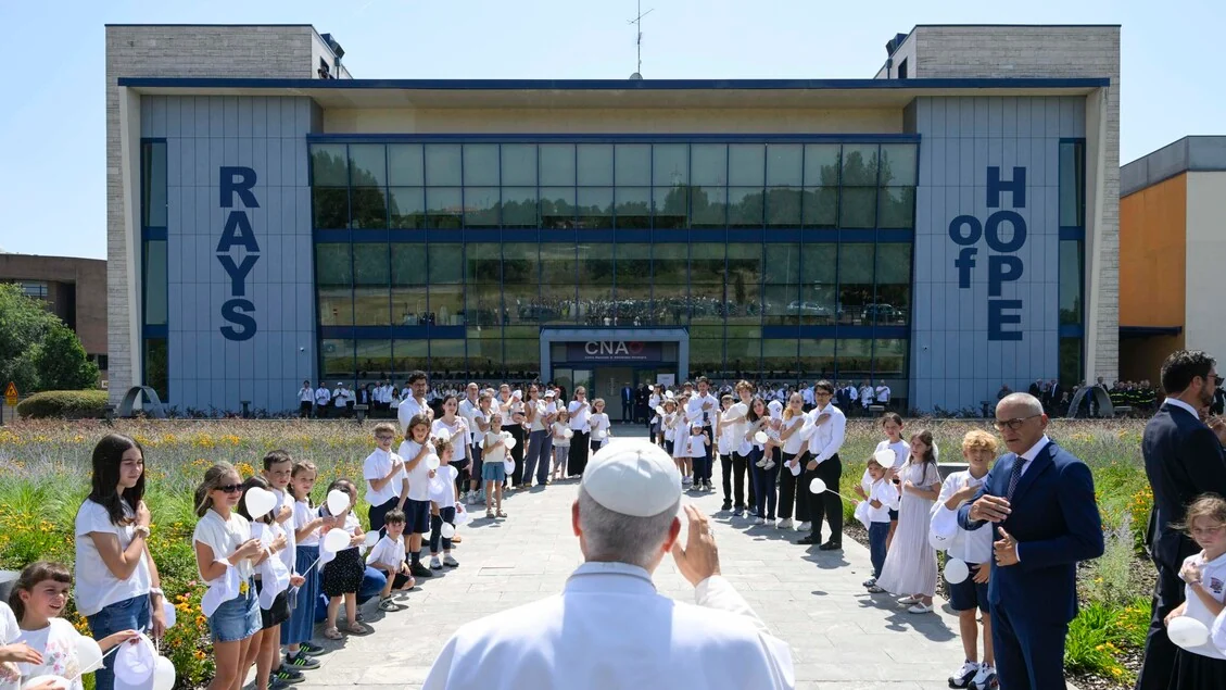 Il Papa: "Basta parole d'odio e bullismo, vogliamo la pace"