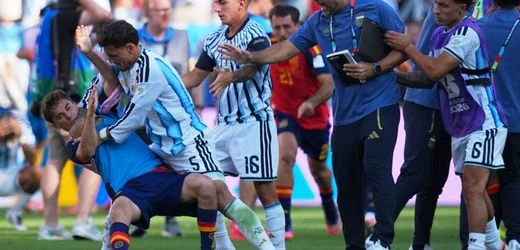 WM-Finale: Argentiniens Paredes attackiert Spaniens Spieler – Kritik an Verhalten