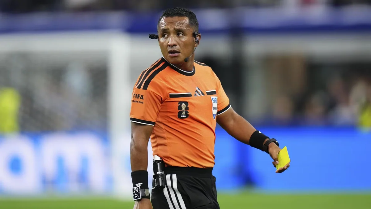 Iván Barton, el árbitro del partido Francia-España: estrenó la “Ley Vinicius” y ha dirigido más de 300 partidos oficiales