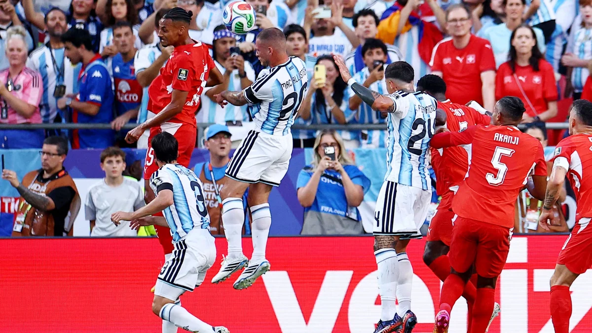 El gesto de Scaloni con Samuel por el gol de pelota parada de Mac Allister y la frase de Messi que lo anticipó