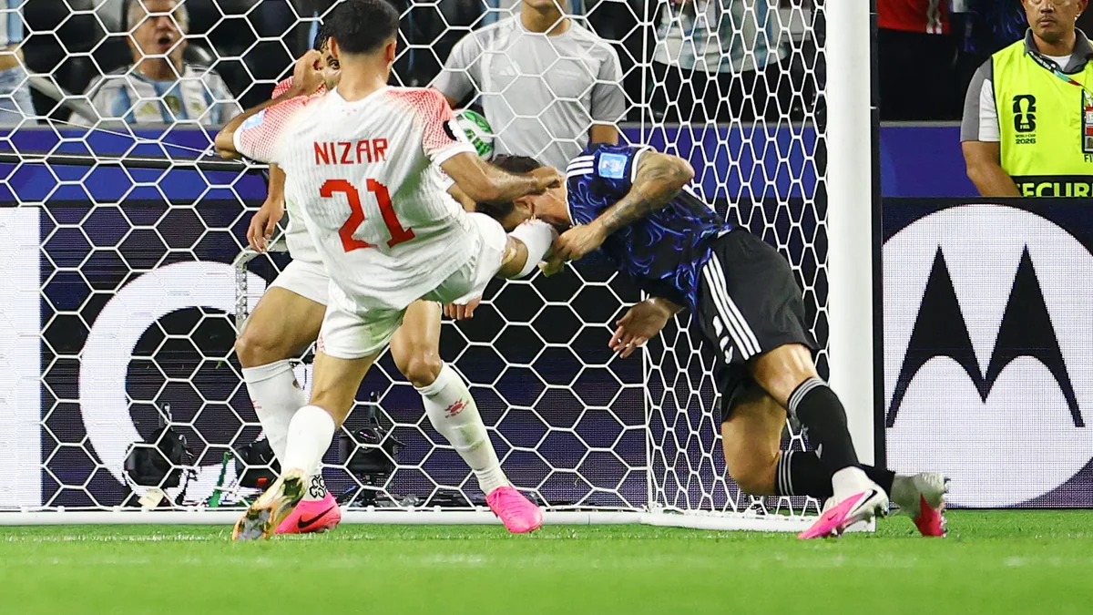 La brutal patada en la cara a Senesi que derivó en el penal con el que Lautaro Martínez quebró su racha en los Mundiales