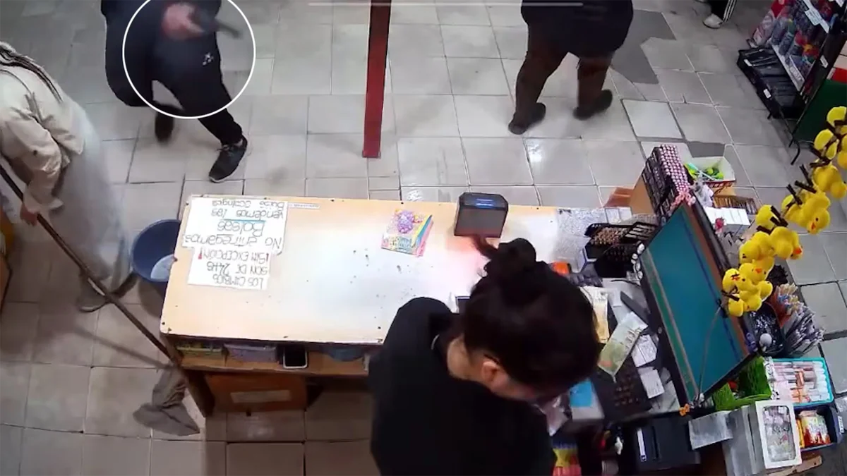 Entró armado a un bazar de Santa Fe, gatilló varias veces y baleó a una cajera de 16 años: todo quedó filmado