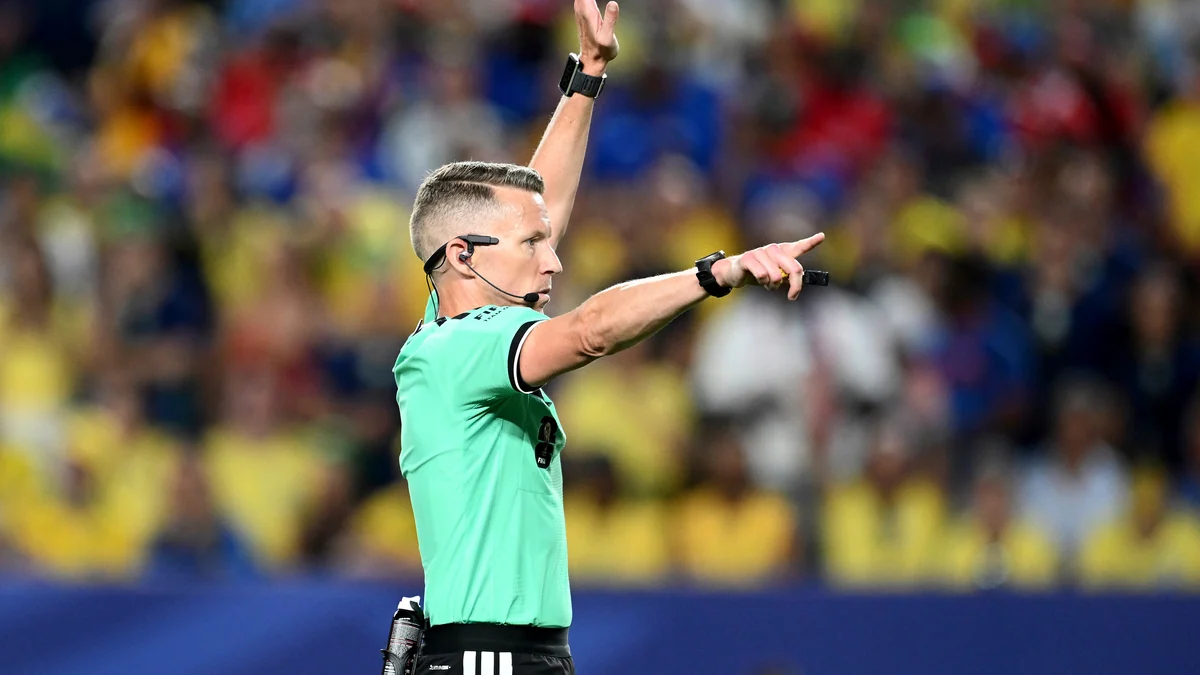La FIFA rebaja al arbitraje español: desde el Mundial de 2002 no pitaban sólo un partido