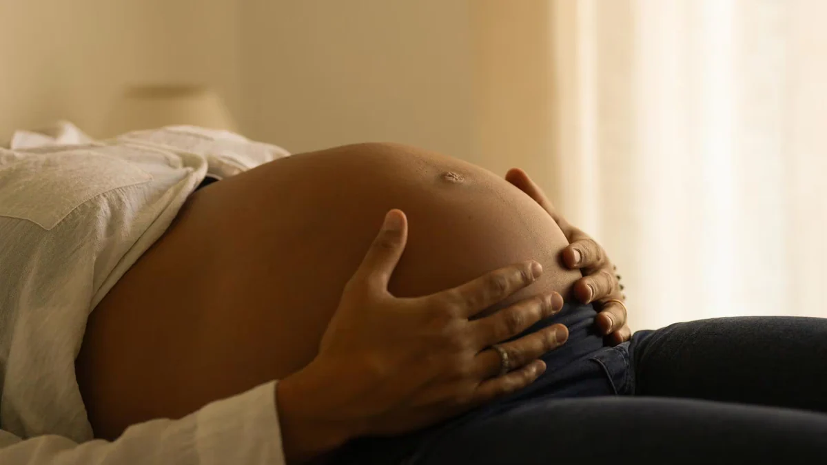 Mujeres sordas piden información accesible durante el embarazo y el parto: "Existe el miedo a no enterarte"