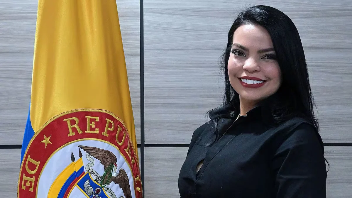 La presencia de esta mujer junto a Gustavo Petro en el desfile del 20 de Julio llamó la atención: ¿quién es?