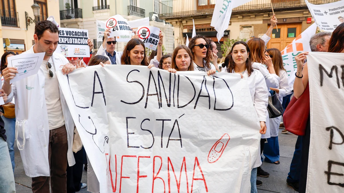 Las CCAA se enfrentan a Mónica García y le exigen "reabrir con urgencia un proceso de diálogo real" para acabar con la huelga de médicos