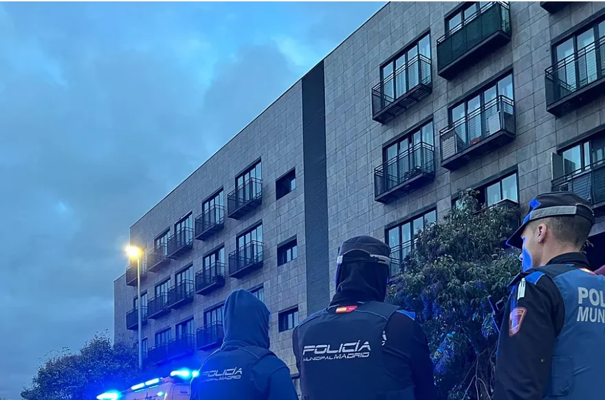 Incendio sin heridos graves en el hotel okupa de San Blas: Bomberos del Ayuntamiento y de la Comunidad luchan contra las llamas en el edificio