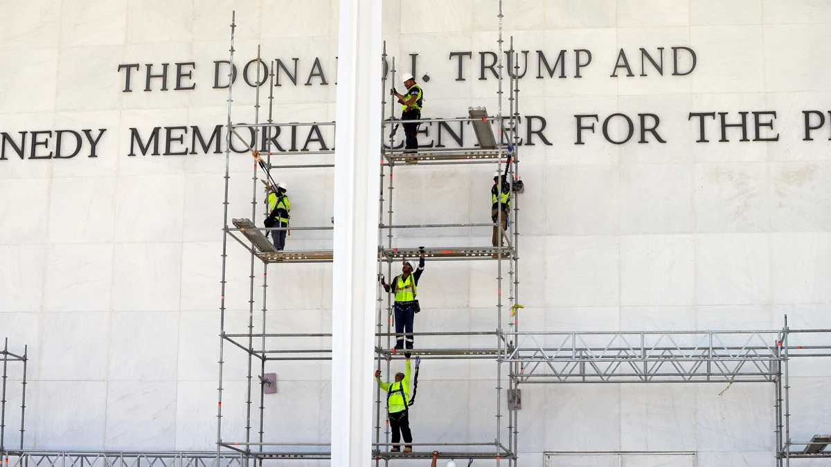 El Kennedy Center cumple con la orden judicial de retirar el nombre de Donald Trump de su fachada
