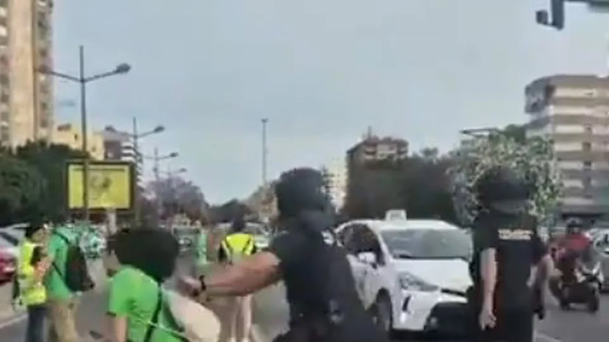 El policía denunciado por empujar a una manifestante en la huelga educativa declarará como investigado
