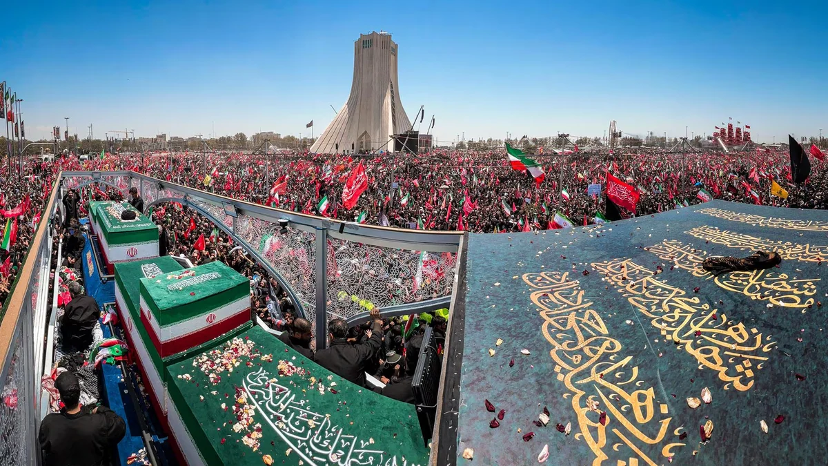 El cuerpo de Jamenei llega a Qom tras la multitudinaria despedida en Teherán