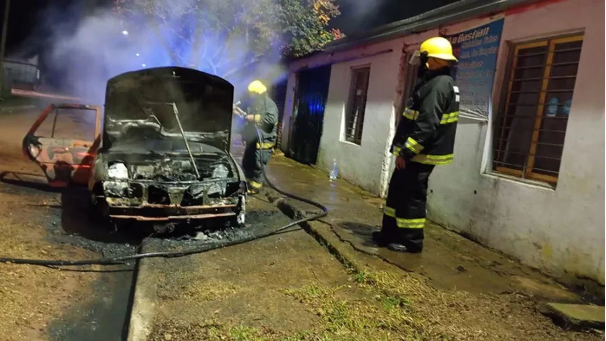 Incendiaron un auto, balearon una casa y la Justicia investiga si se trató de un ataque mafioso