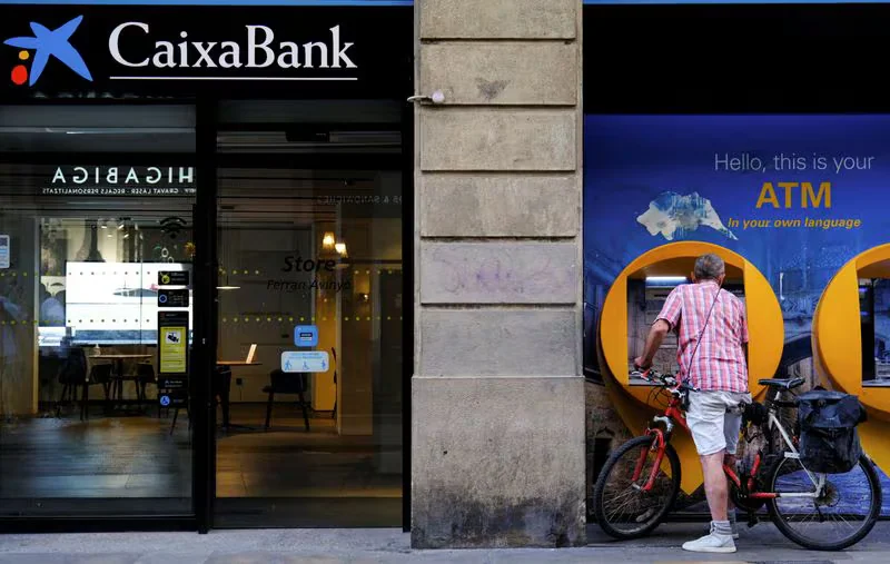 Los bancos recrudecen la batalla por captar clientes: ofrecen hasta 3.000 euros por llevarles la nómina y los ahorros