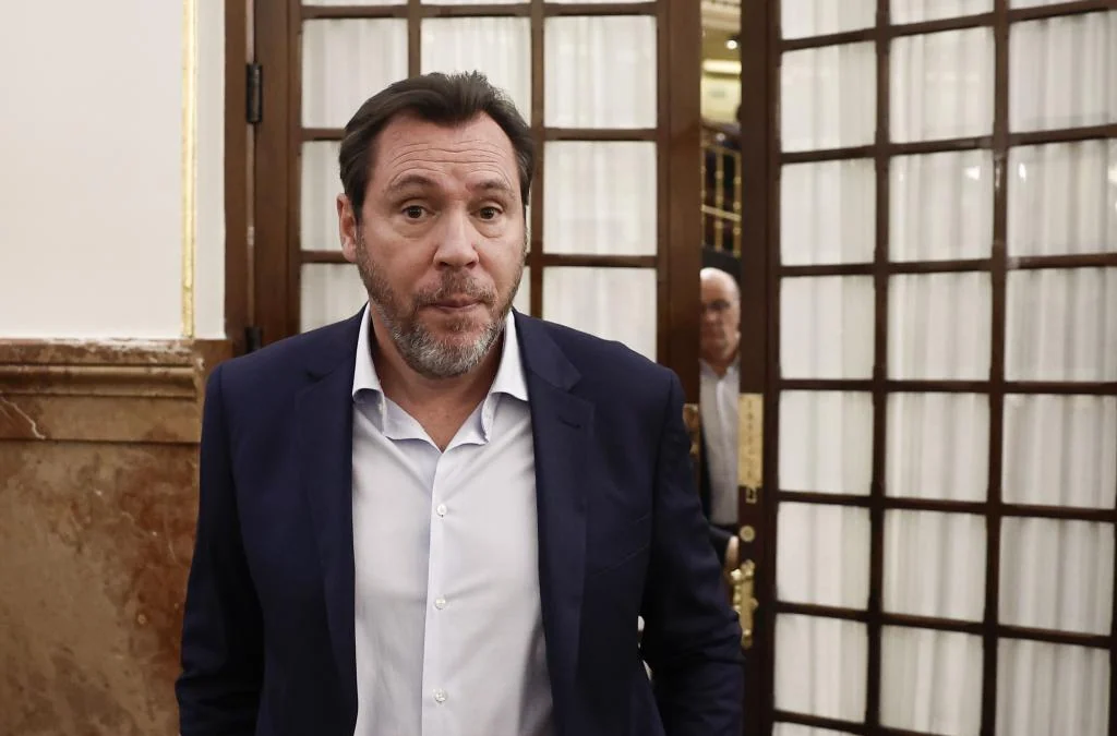 Renfe cierra con un portazo en el Congreso otra semana 'horribilis' en la Alta Velocidad: "Llegué a mi destino con ocho horas de retraso y tardaron cuatro en rescatarnos"