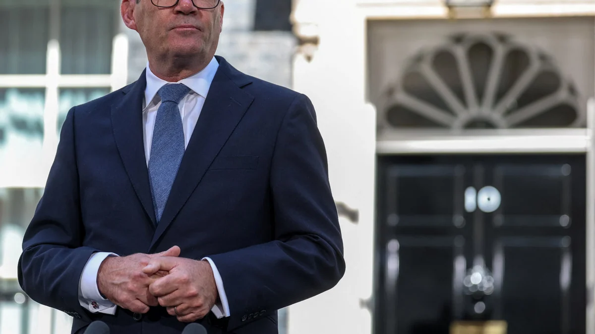 Andy Burnham cae al suelo caminando