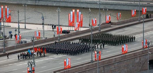 Russland: Wladimir Putin feiert abgespeckte Militärparade zum 9. Mai