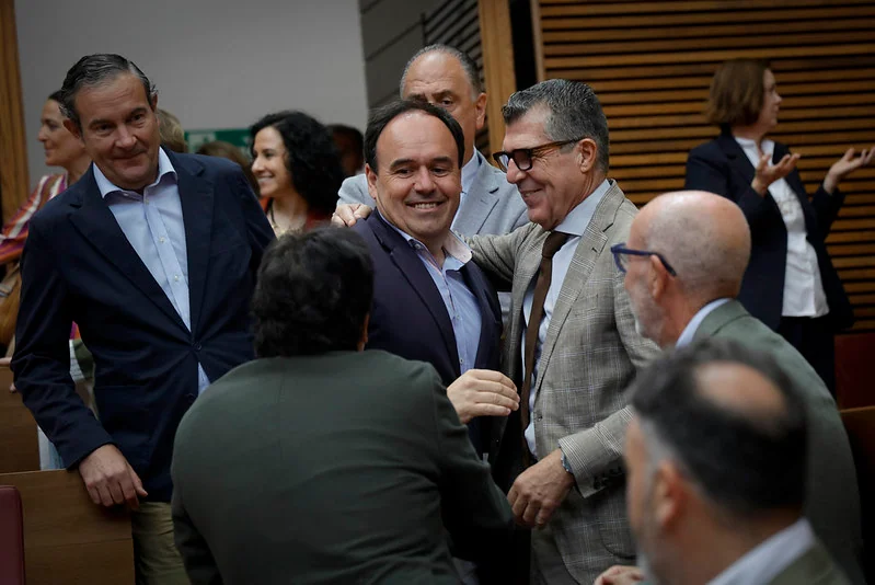 Llorca aprueba sus primeros presupuestos con la "prioridad nacional" que Vox promete llevar a ley estatal "más pronto que tarde"
