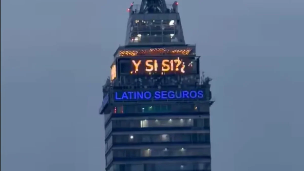 Torre Latinoamericana se ilumina con el mensaje “¿Y si sí?”, alentando la ilusión de los aficionados antes del México vs Inglaterra