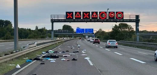 Oberbayern: Dachbox öffnet sich auf der Autobahn – Unfall mit vier Autos