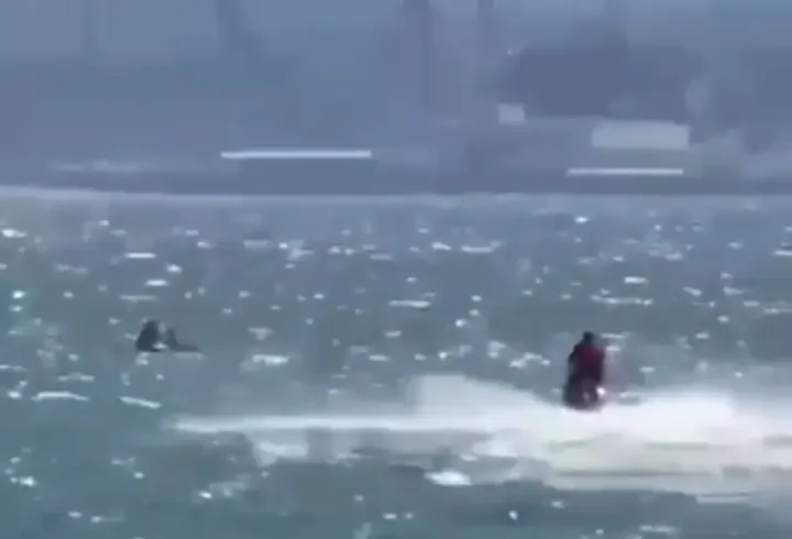 Rüzgarla açığa sürüklenen SUP'taki anne ve kızı cankurtaranlar kurtardı