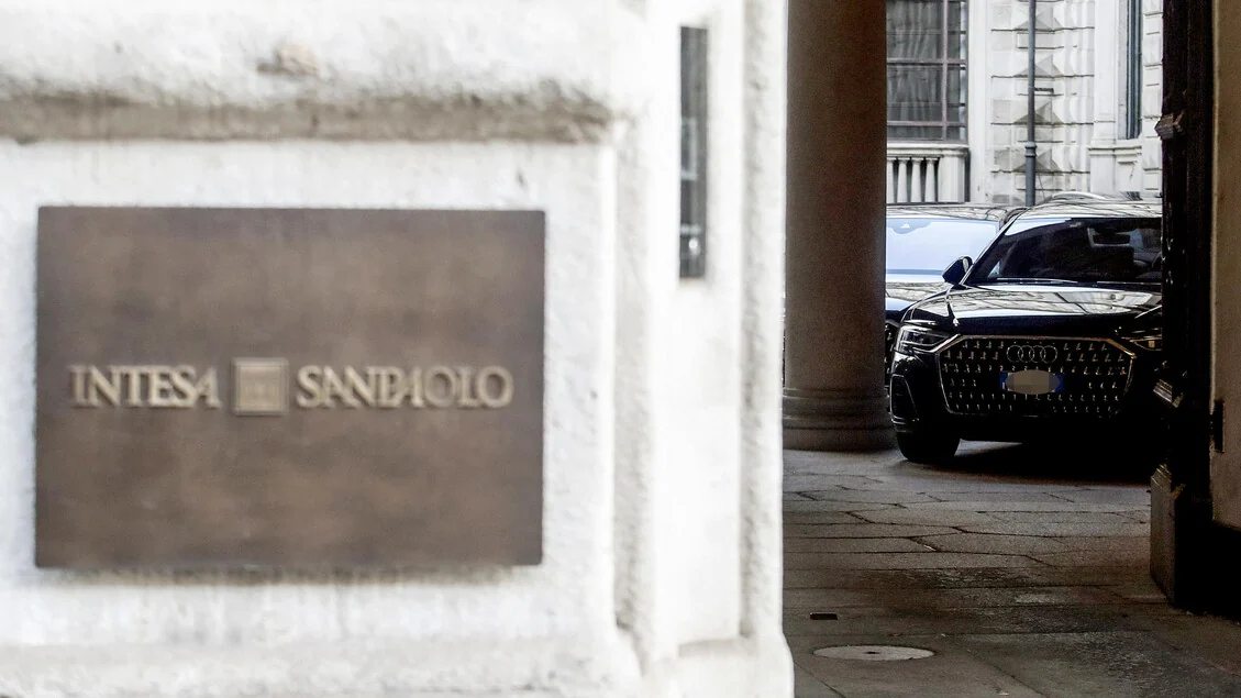 Intesa Sanpaolo lancia una Opas su Mps, l'istituto senese vola in Borsa