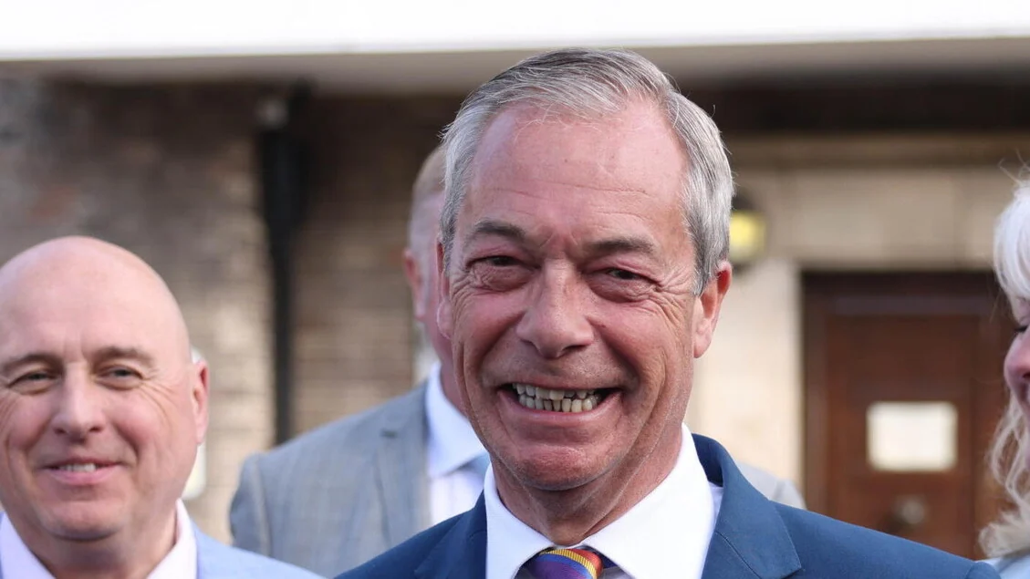 Il voto affossa i laburisti e fa volare Farage, ma Starmer prova a resistere