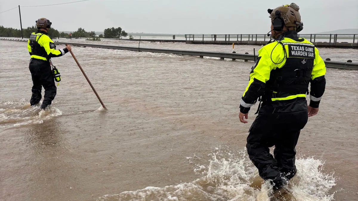 Texas se ve azotada por fuertes lluvias mientras crece el riesgo de inundaciones repentinas
