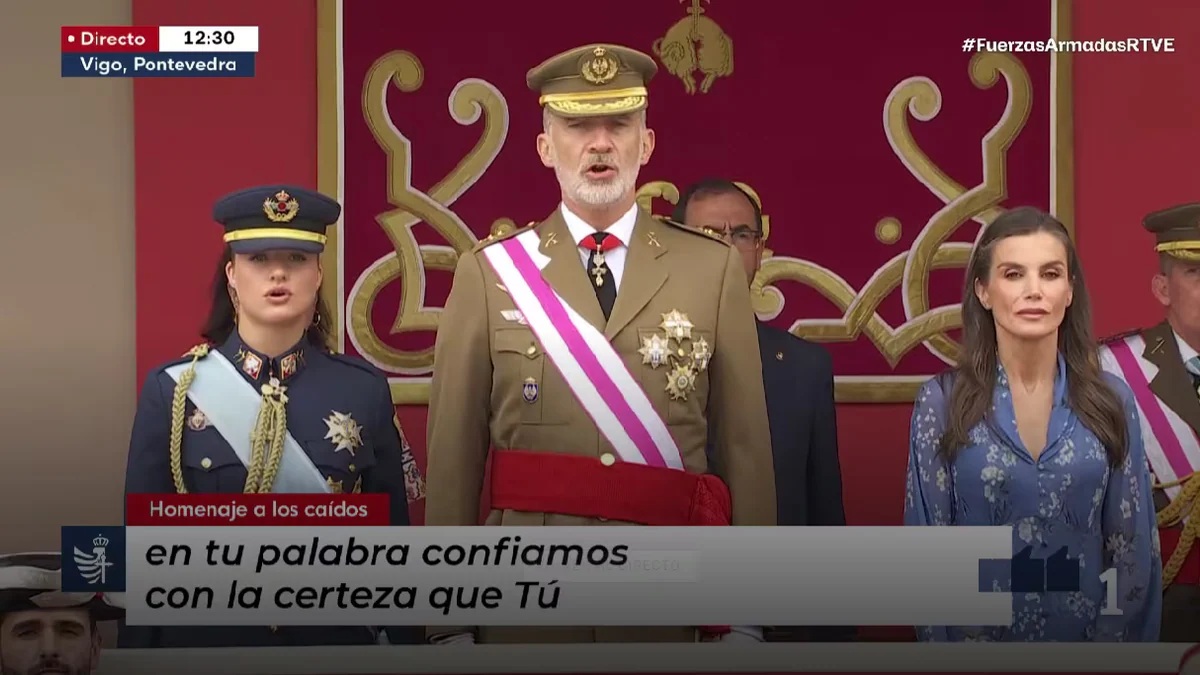 El discreto look de la reina Letizia en el Día de las Fuerzas Armadas para ceder el protagonismo a la princesa Leonor: recicla un vestido azul de flores