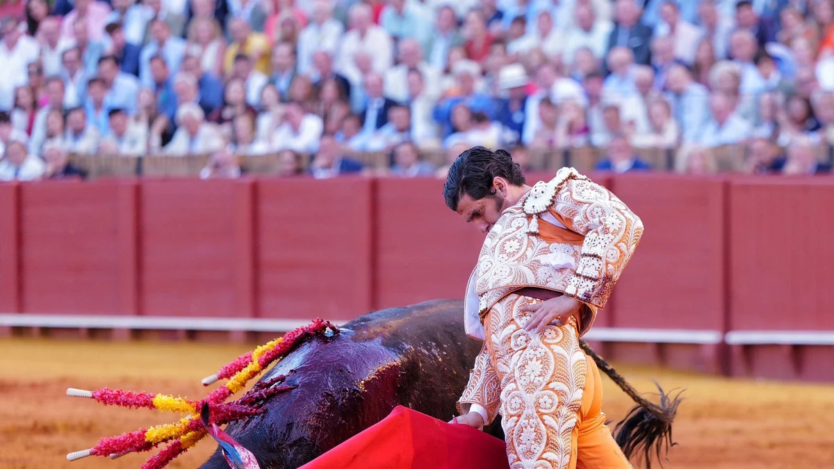 La superioridad de Morante maquilla con la Puerta del Príncipe un petardo en Sevilla