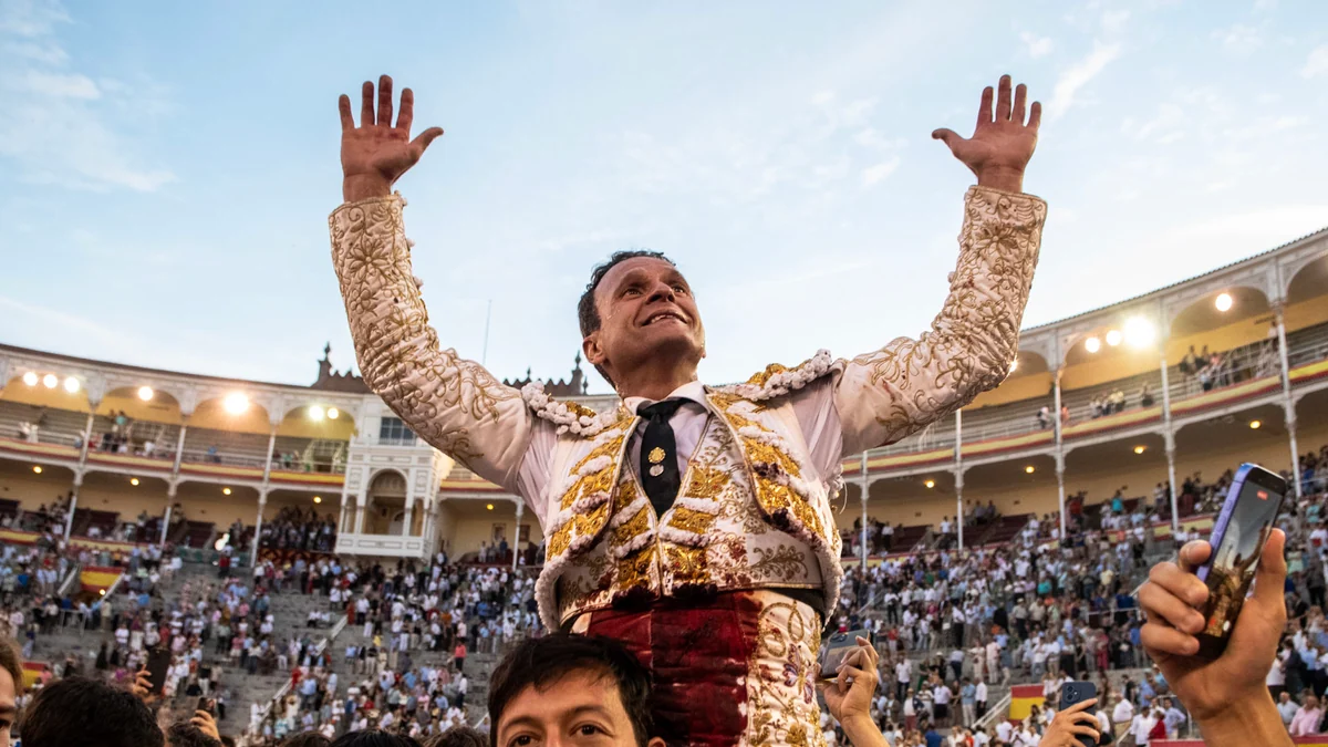 Ferrera abre la Puerta Grande entre el oficio y la genialidad