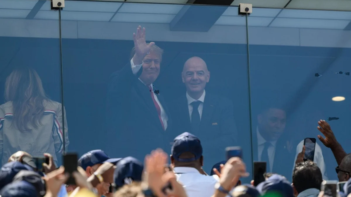 Trump e la finale: l’arrivo in elicottero, i buu e il gelido saluto di Sanchez