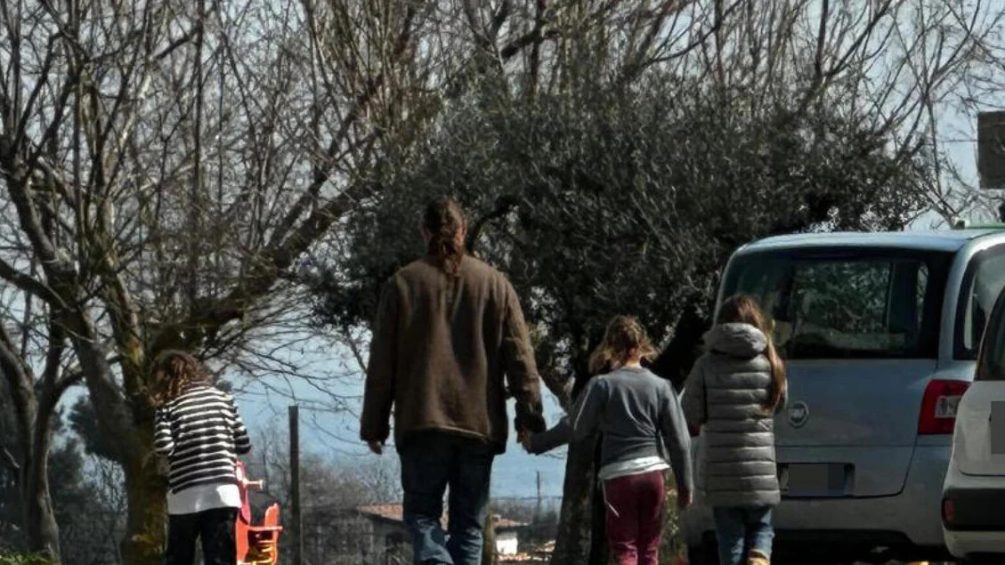 La bimba della famiglia nel bosco ricoverata in ospedale