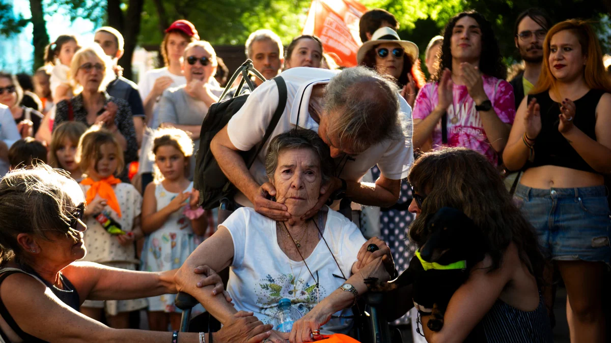 Los vecinos de Retiro se vuelcan con Maricarmen, de 87 años: “Nos encontramos de la noche a la mañana en la calle”