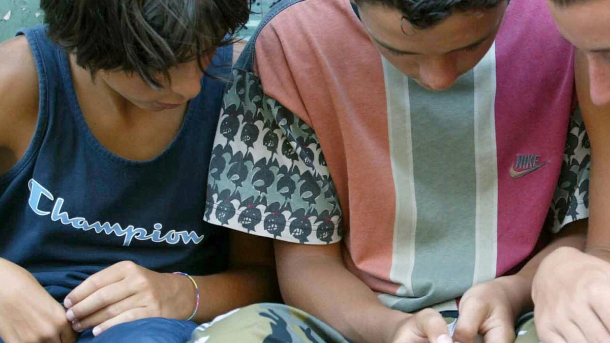 Ok definitivo del Parlamento francese al divieto dei social per gli under-15